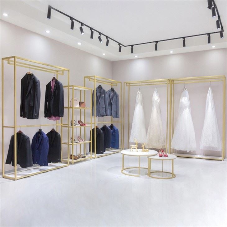 Étagère à vêtements dorée en tissu métallique d'affichage de magasin