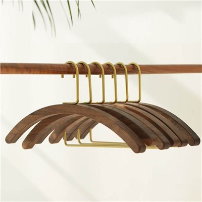 Cintre en bois de noyer noir